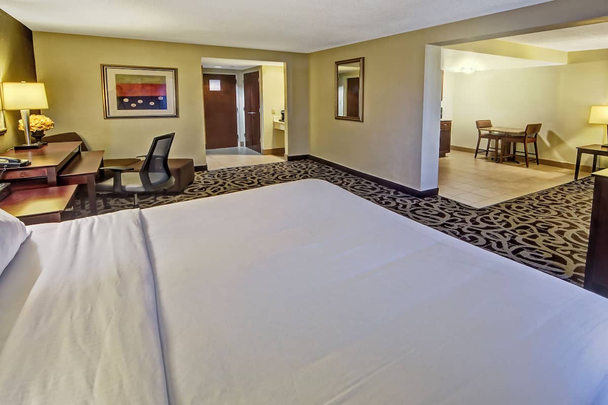Down duvets, in-room safe, desk, blackout curtains