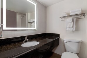 Ensemble douche/baignoire, articles de toilette gratuits, sèche-cheveux
