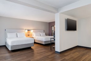 Suíte, 2 camas Queen | Edredons de pluma, cofres nos quartos, escrivaninha, cortinas blackout