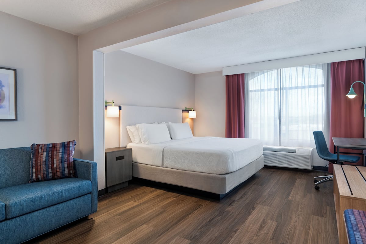 Standardzimmer, 1 King-Bett und Schlafsofa | Daunenbettdecken, Zimmersafe, Schreibtisch, Verdunkelungsvorhänge