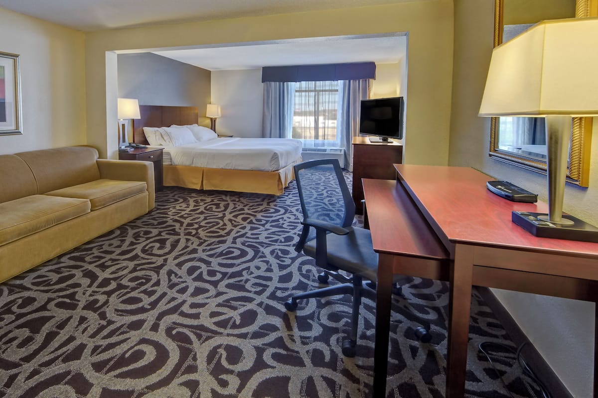 Edredón, caja de seguridad en la habitación y escritorio