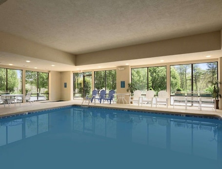 Una piscina techada. Baymont by Wyndham Crossville