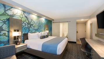 Muebles diferentes, escritorio y espacio para trabajar con laptop