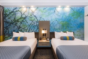 特色家居、办公桌、笔记本电脑工作区、遮光窗帘