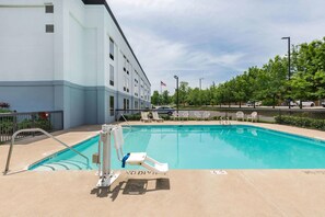 Piscine extérieure, chaises longues