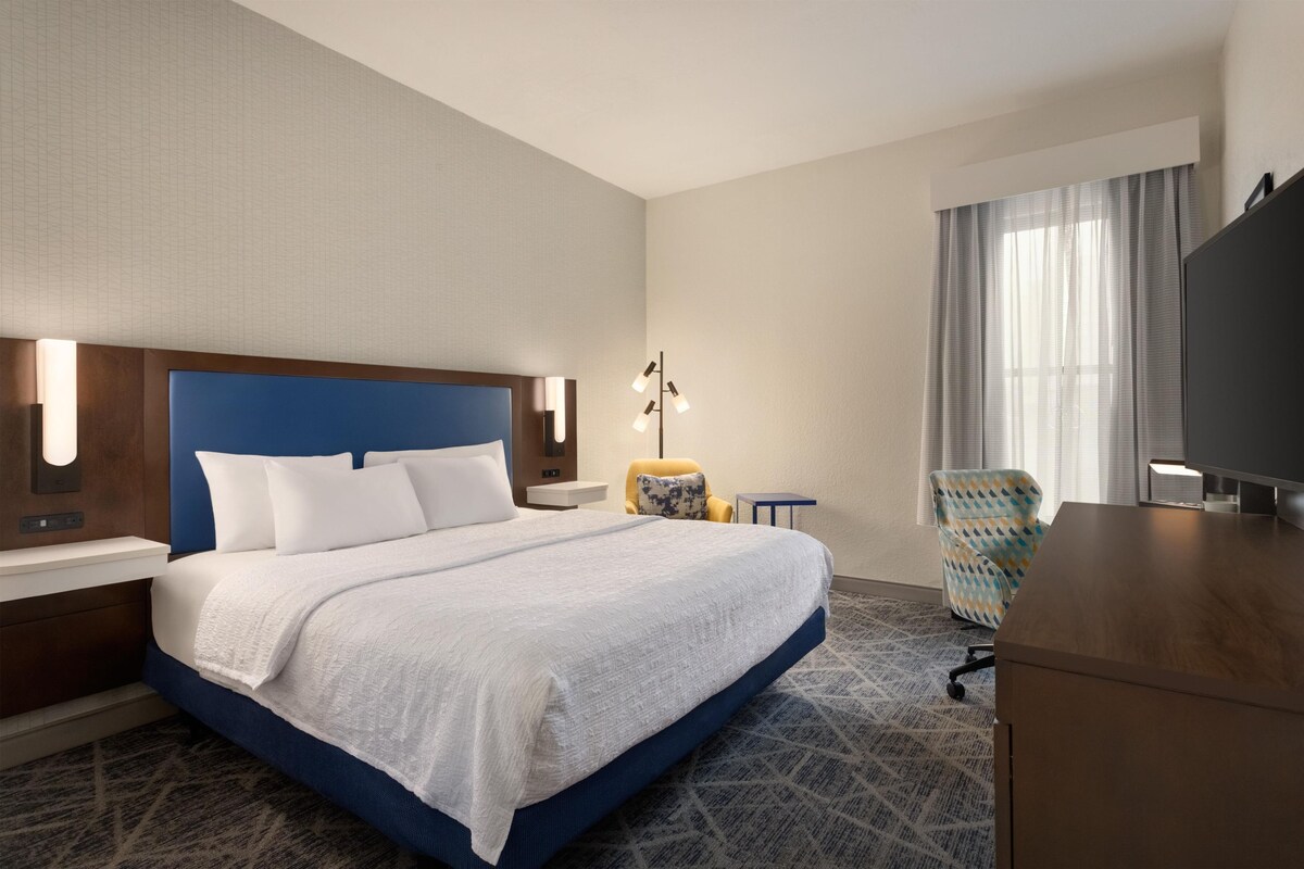 Room, 1 Double Bed, Accessible (Roll-In Shower) | In-room safe, iron/ironing board, cribs (free), rollaway beds (free)