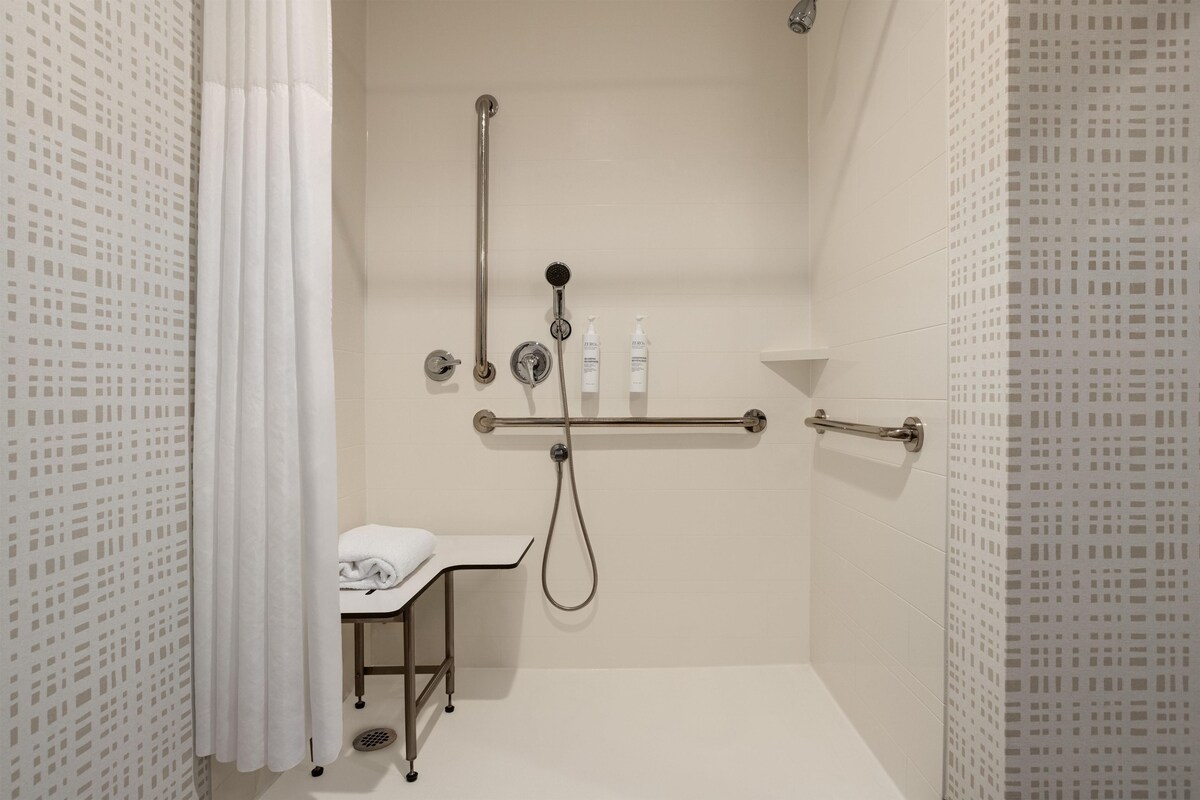 Room, 1 Double Bed, Accessible, Bathtub | Bathroom | Combined shower/tub, free toiletries, hair dryer (on request), towels