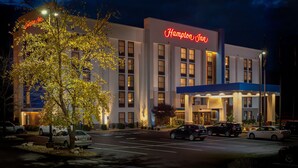 A Hampton Inn hotel with a modern facade, large windows, and a well-lit entrance. - Hampton Inn Bristol (Bristol)