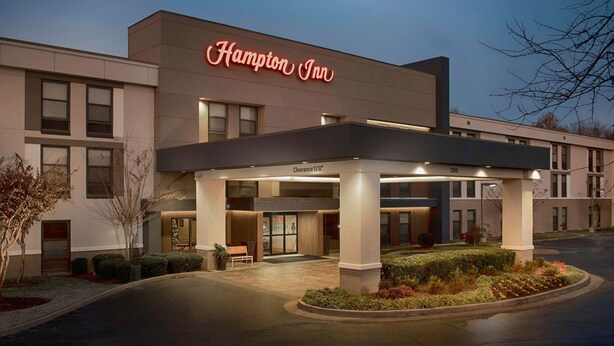 A Hampton Inn hotel with a modern facade, a covered entrance, and a clear sign indicating a 13-foot clearance. - Hampton Inn Collierville (Collierville)