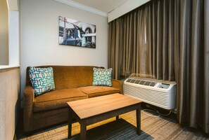 Deluxe Room, 1 King Bed, Non Smoking, Refrigerator & Microwave | Desk, laptop workspace, iron/ironing board, free cots/infant beds - Best Western Pearland Inn (Pearland)