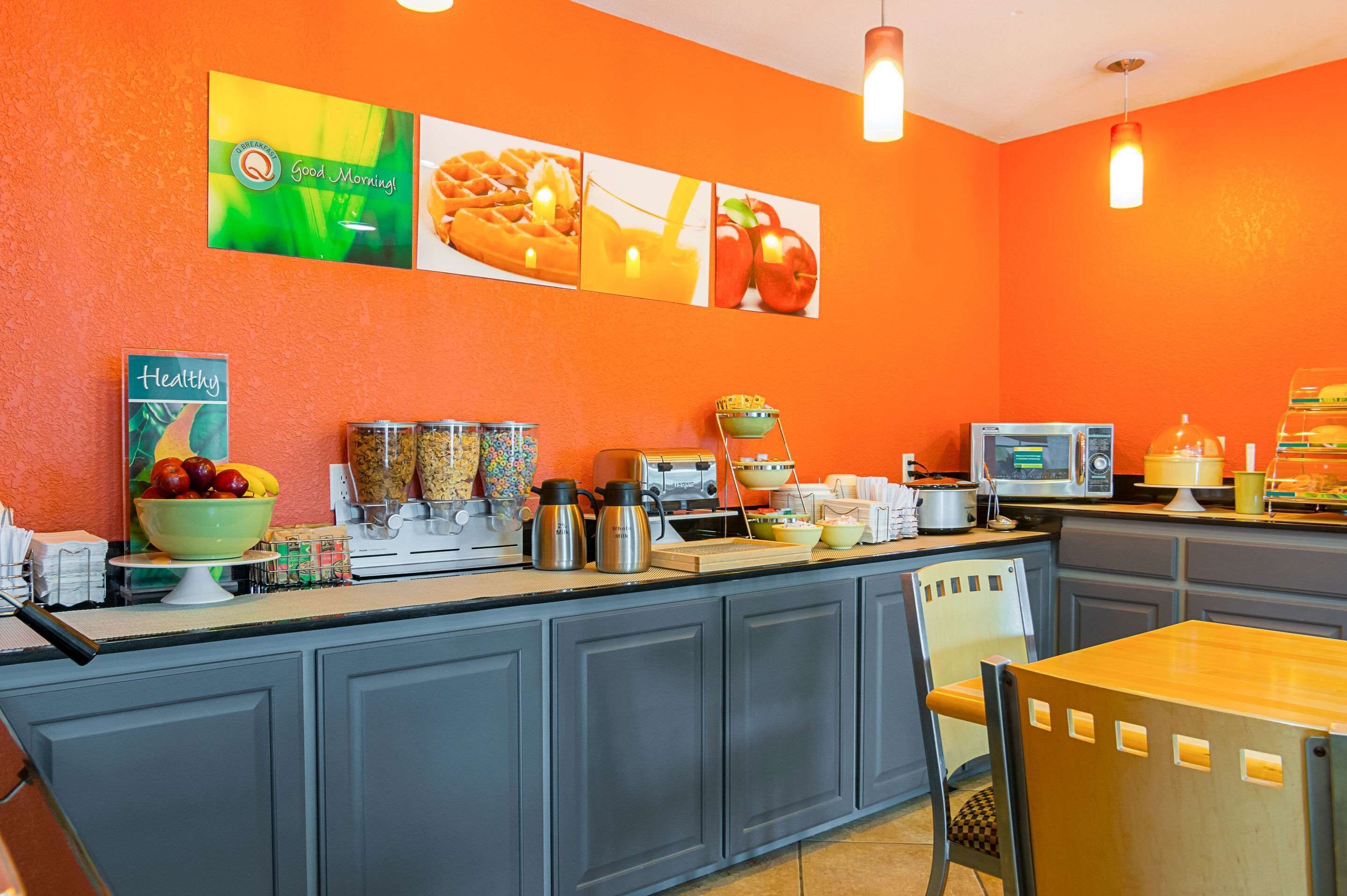 Un buffet de petit-déjeuner proposant une variété d’aliments, avec une pancarte indiquant « Alimentation saine ».