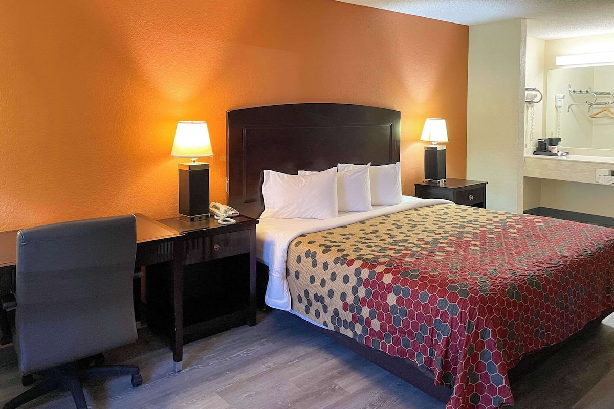 Quarto standard, 1 cama King, para não fumantes | Roupas de cama premium, edredons de pluma, escrivaninha