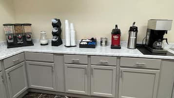 Desayuno con opciones de la cocina local incluido los días de semana