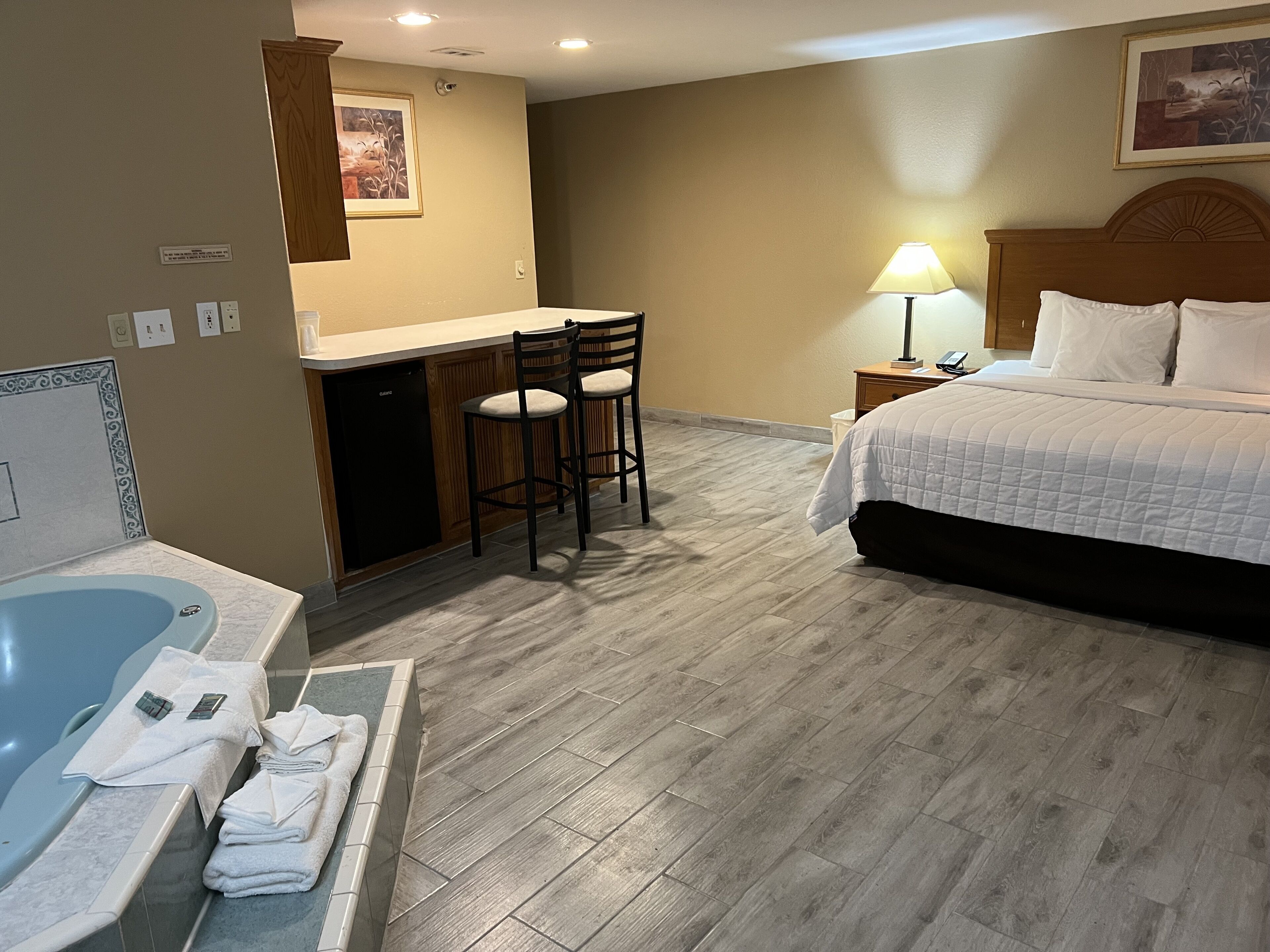 Suite, 1 King Bed, Non Smoking | In-room safe, soundproofing, free WiFi, bed sheets