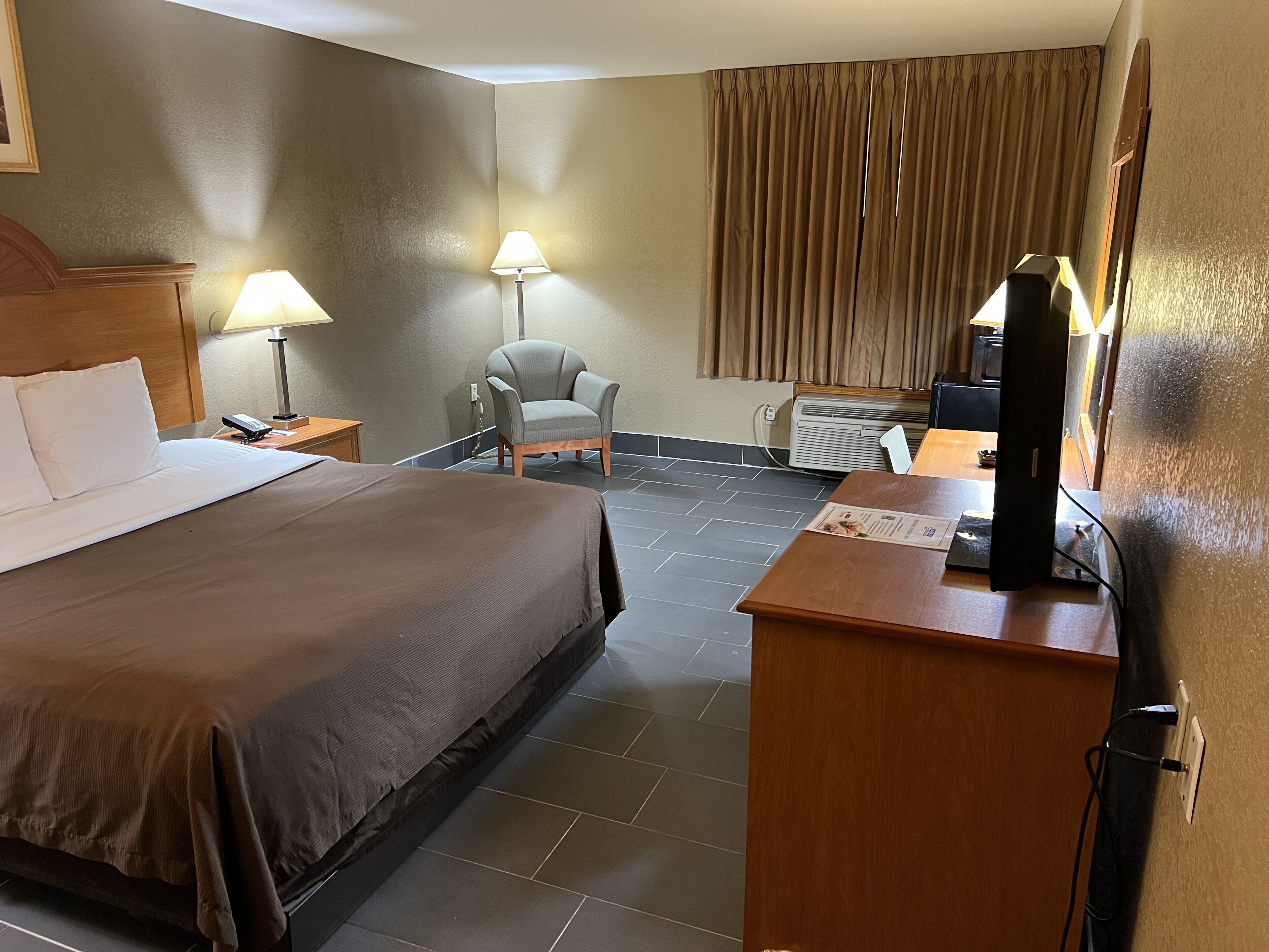 Room, 1 King Bed, Smoking | In-room safe, soundproofing, free WiFi, bed sheets