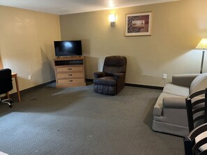 Suite, 1 King Bed, Non Smoking | In-room safe, soundproofing, free WiFi, bed sheets