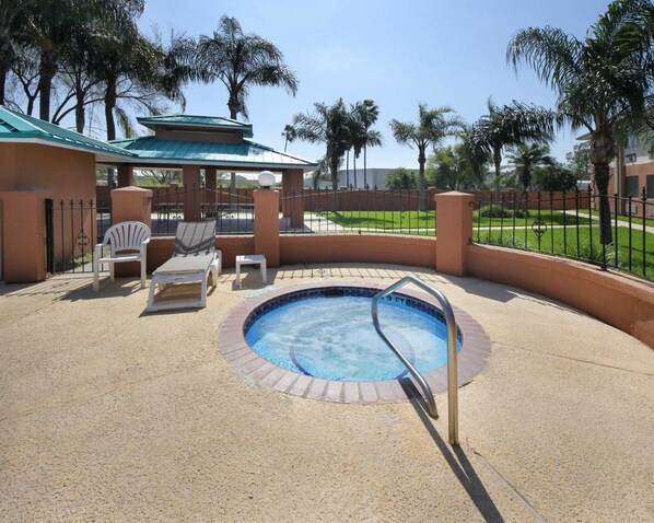 สระว่ายน้ำกลางแจ้ง