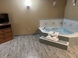 Suite, 1 King Bed, Non Smoking, Jetted Tub | In-room safe, soundproofing, free WiFi, bed sheets
