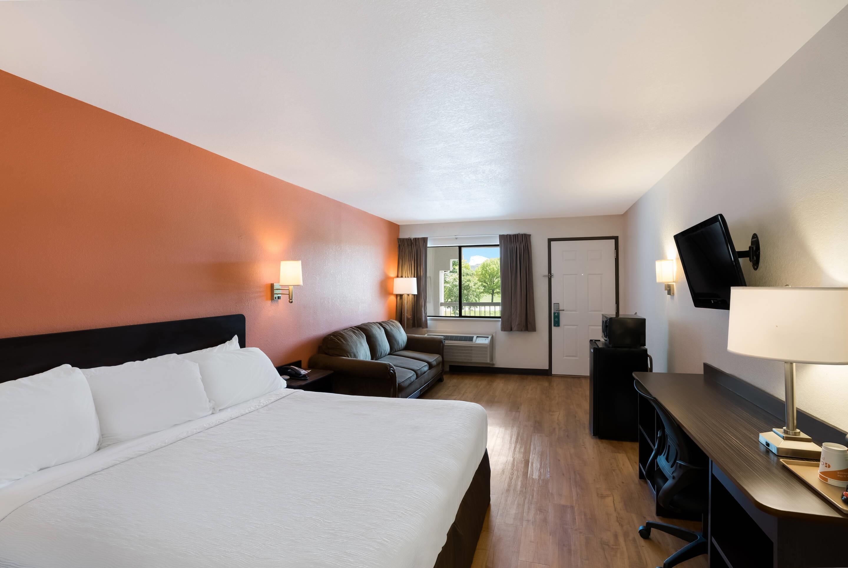 Standard Room, 1 King Bed, Non Smoking | Free WiFi, bed sheets