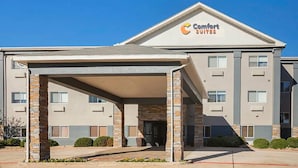 A Comfort Suites hotel with a covered entrance, stone pillars, and a clear blue sky. - Comfort Suites Lewisville - Dallas (Lewisville)