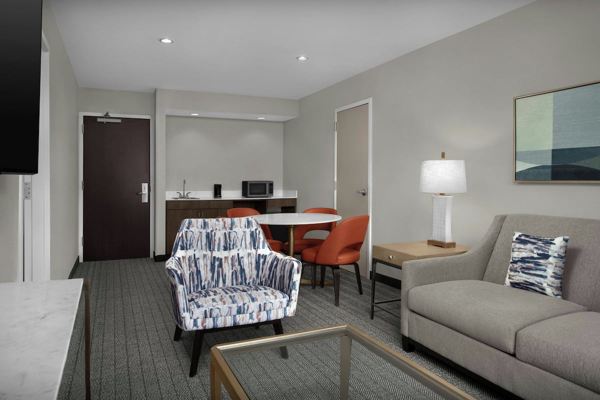 Deluxe Suite, 1 Bedroom | Desk, laptop workspace, blackout drapes, iron/ironing board
