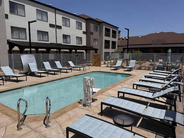 Outdoor pool, open 8:00 AM to 10:00 PM, sun loungers - Courtyard by Marriott Waco (Waco)