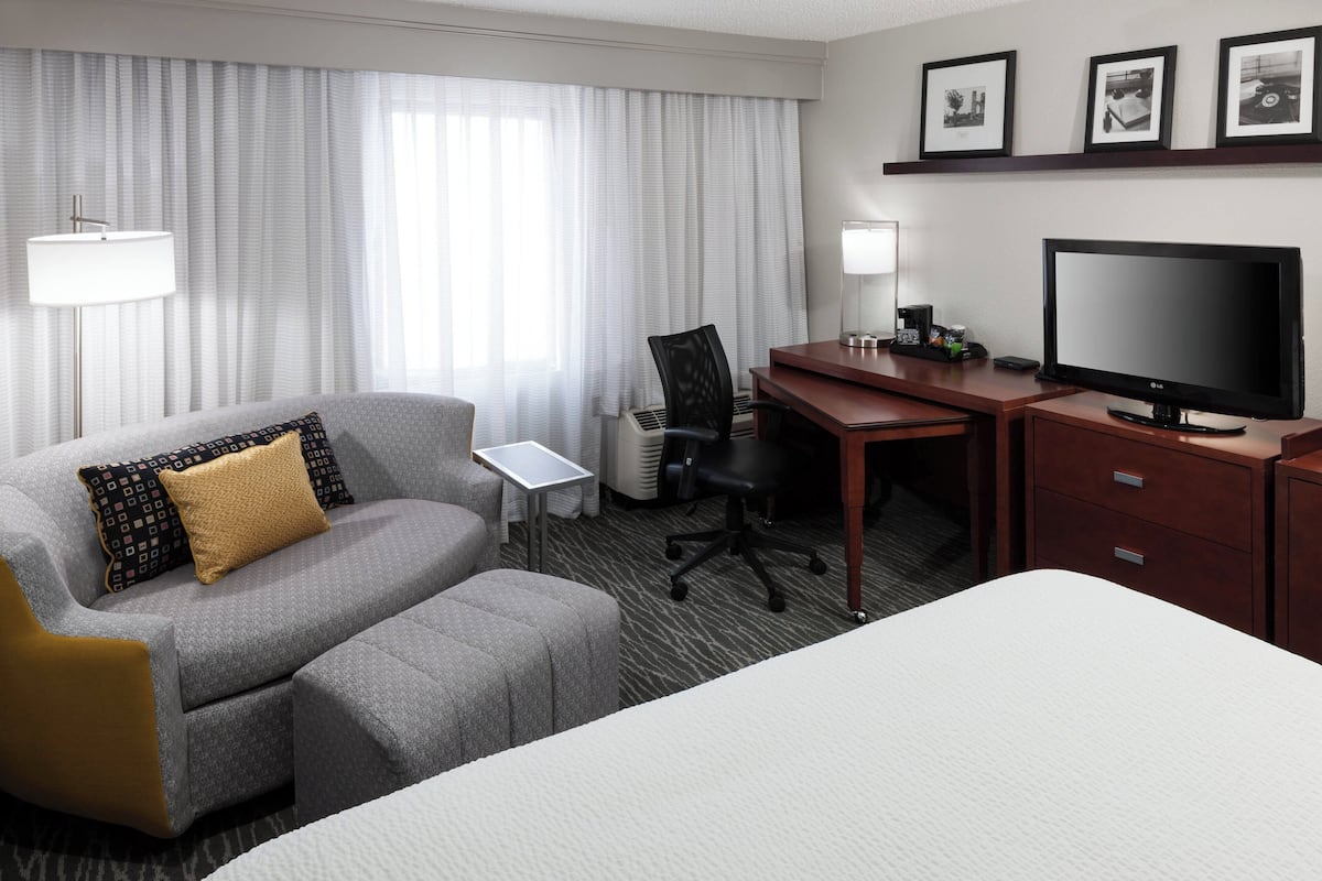 Escritorio, espacio para trabajar con laptop y cortinas blackout