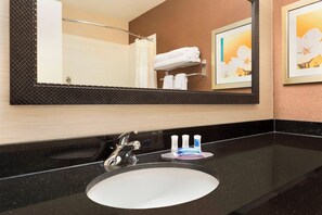 Kombinasi shower/bathtub dan perlengkapan mandi gratis