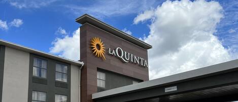 Een La Quinta hotel met een heldere lucht en wolken.