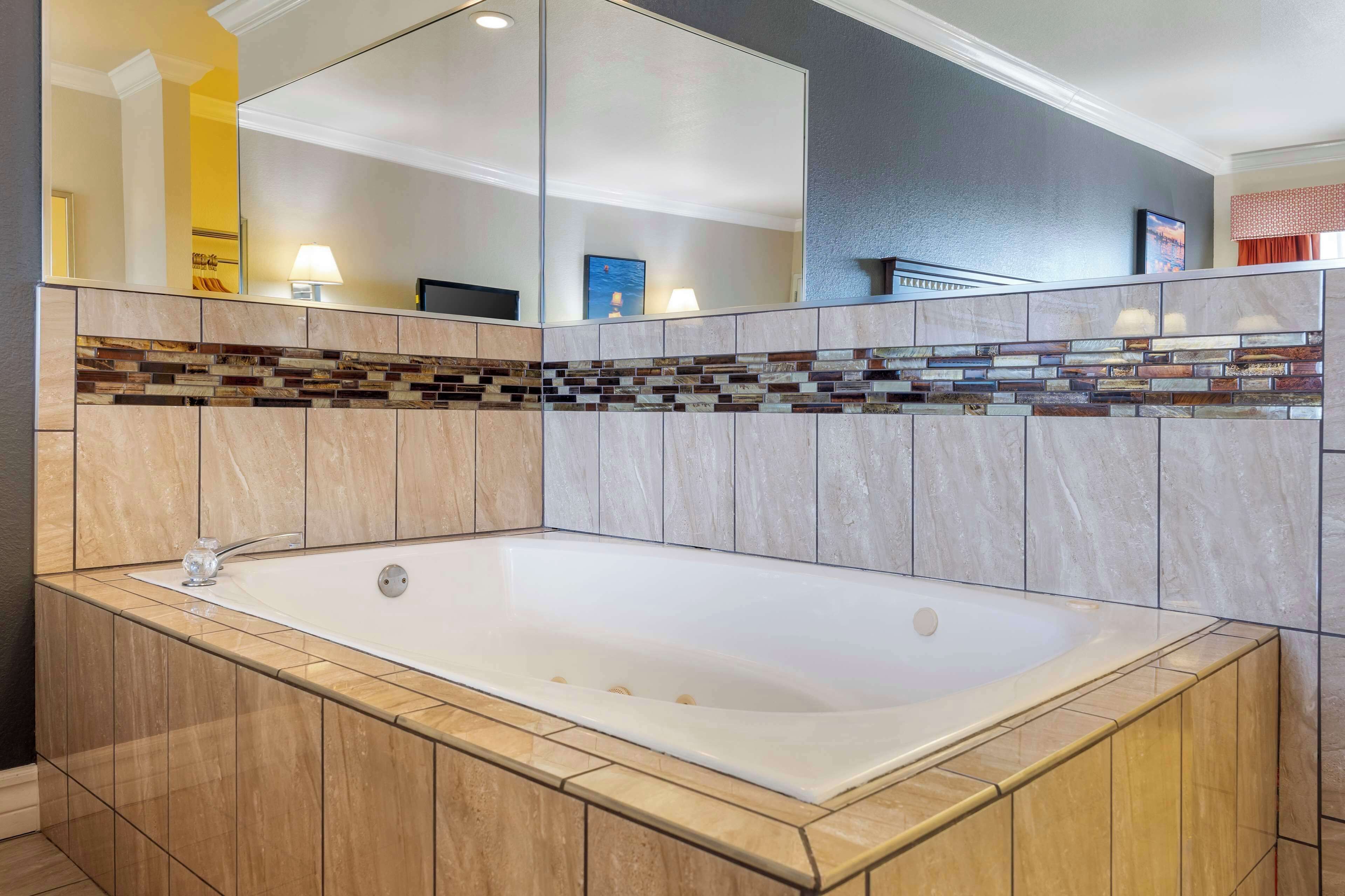 standard room, 1 king bed, non smoking, jetted tub | 1 bedroom, desk, laptop workspace, blackout curtains