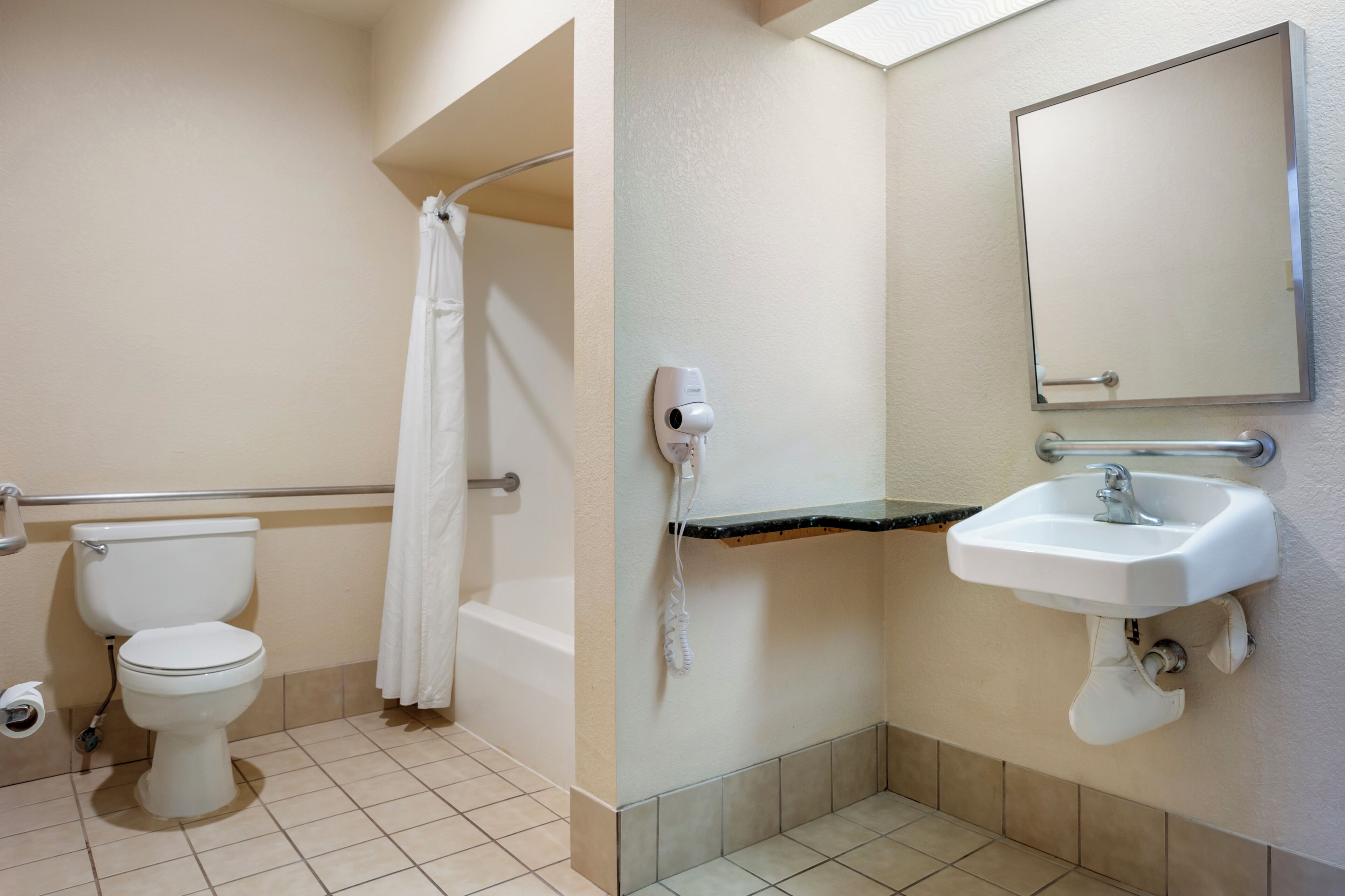 standard room, 1 king bed, accessible, bathtub | bathroom | combined shower/bathtub, free toiletries, hair dryer, towels