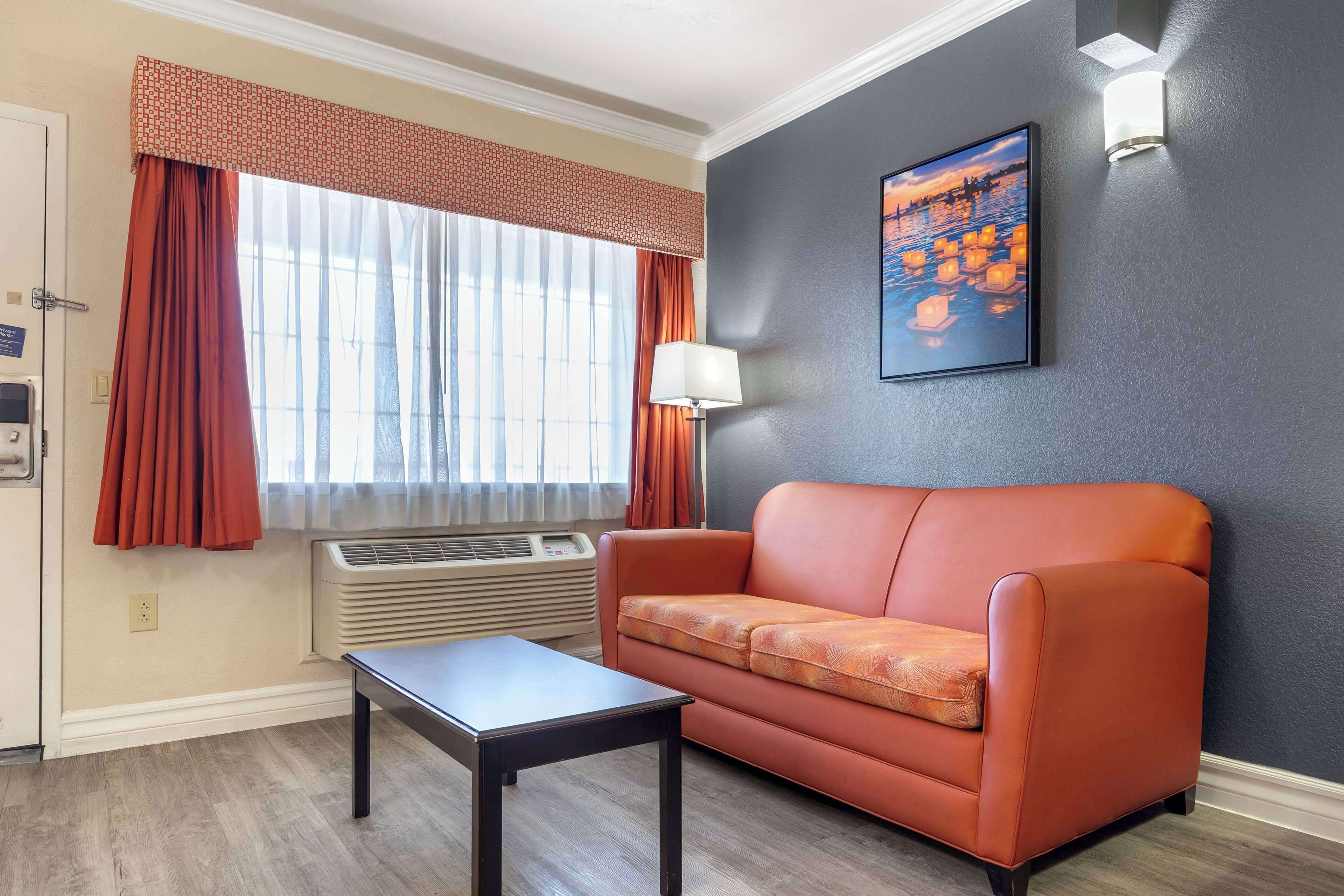 executive room, 1 king bed, non smoking, refrigerator & microwave | 1 bedroom, desk, laptop workspace, blackout curtains