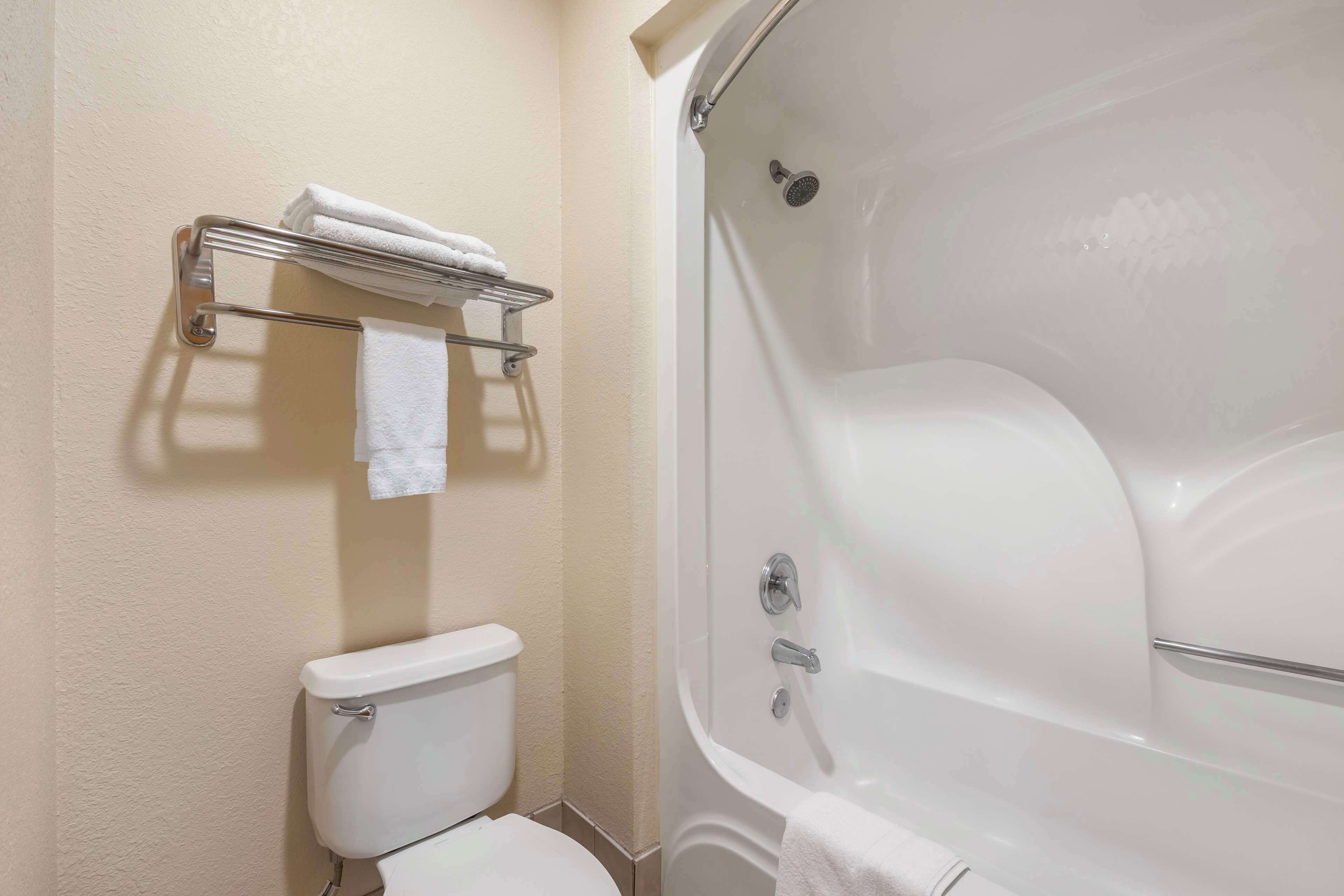 standard room, 1 king bed, non smoking, refrigerator & microwave | bathroom | combined shower/bathtub, free toiletries, hair dryer, towels