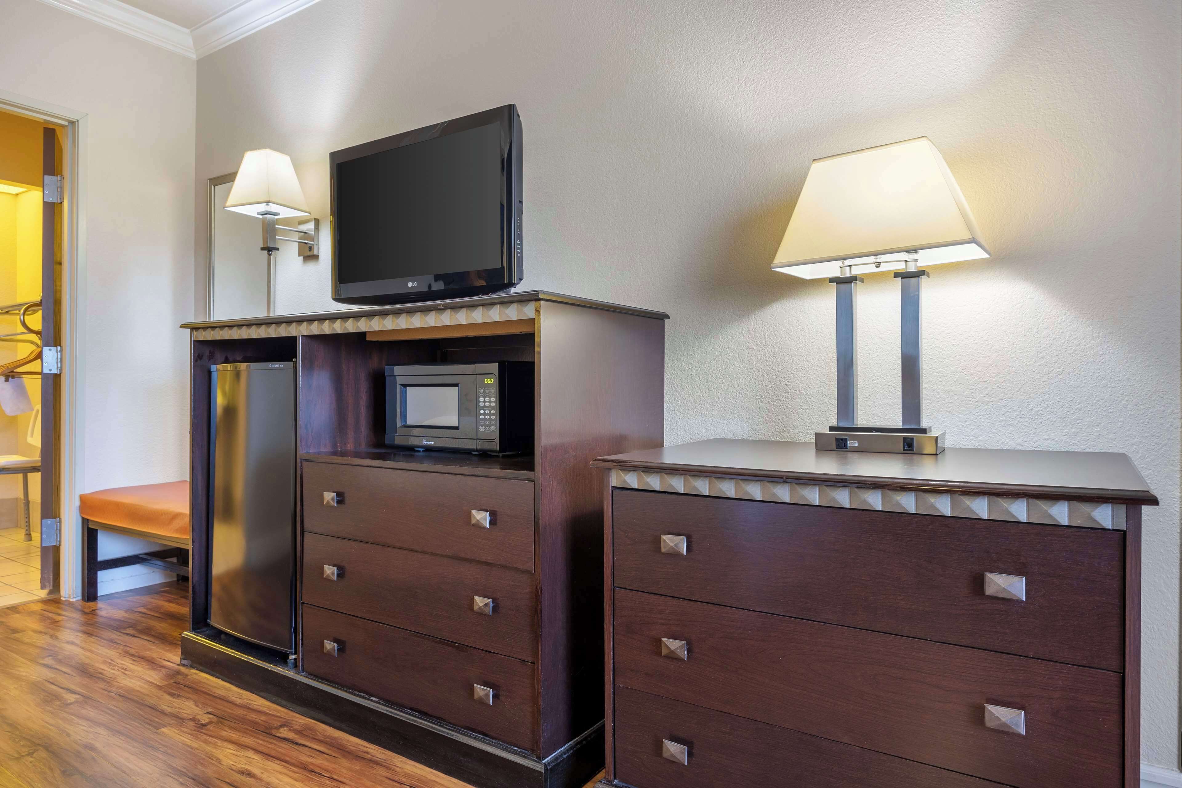 standard room, 1 king bed, accessible, ground floor | 1 bedroom, desk, laptop workspace, blackout curtains