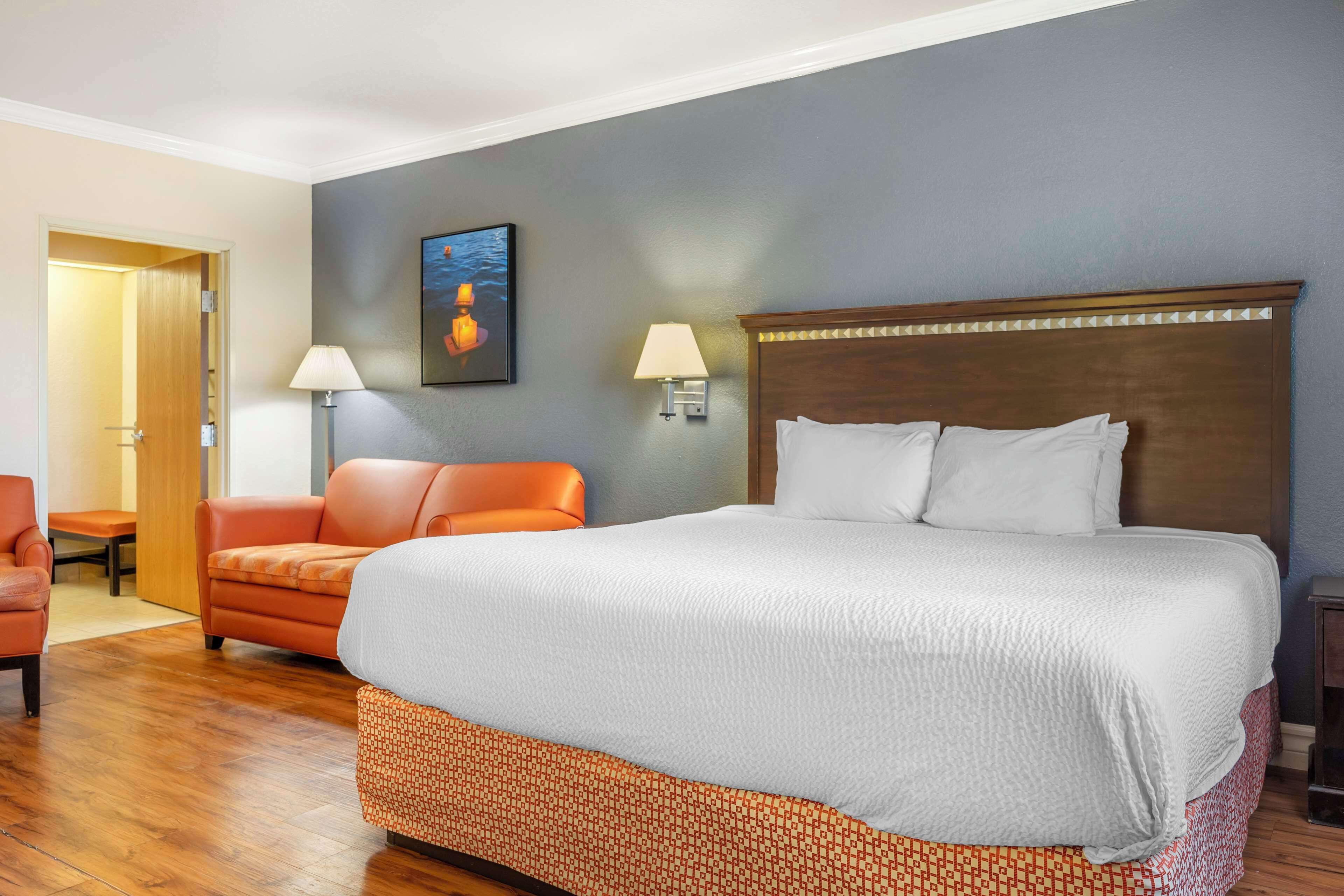 standard room, 1 king bed, accessible, bathtub | 1 bedroom, desk, laptop workspace, blackout curtains