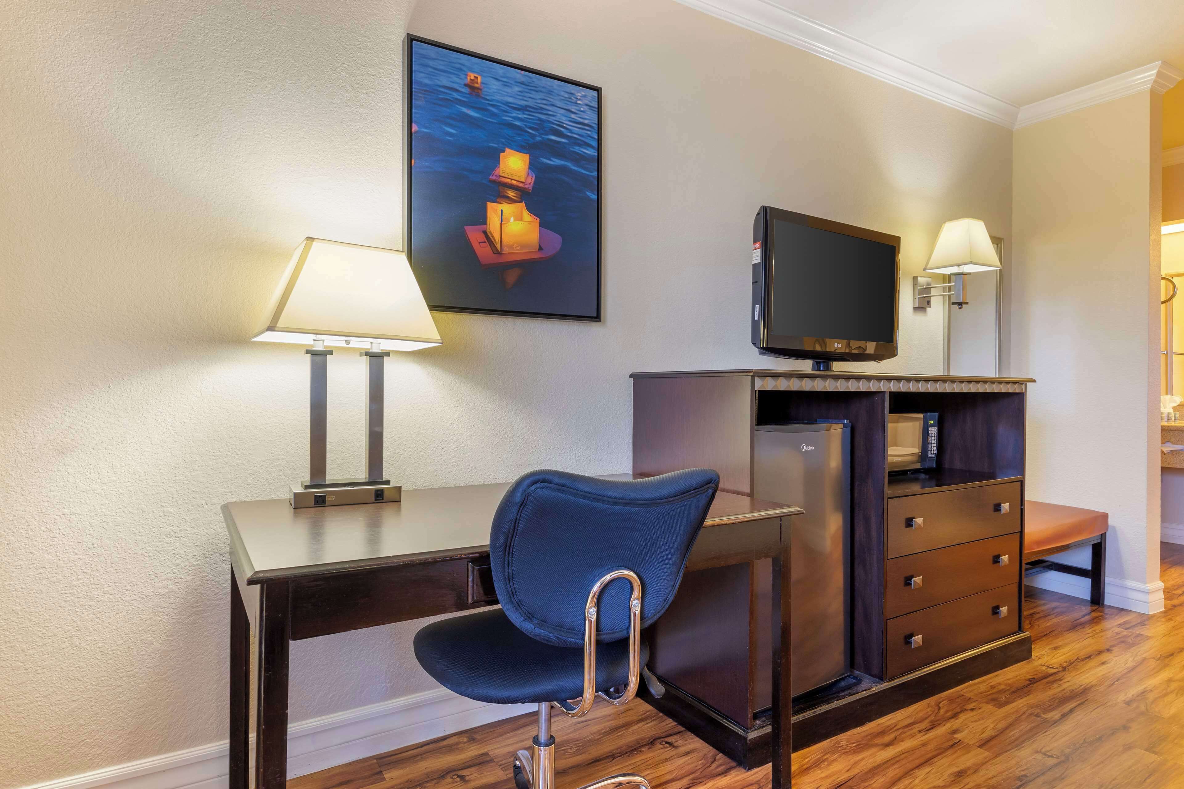 standard room, 1 king bed, non smoking, refrigerator & microwave | 1 bedroom, desk, laptop workspace, blackout curtains