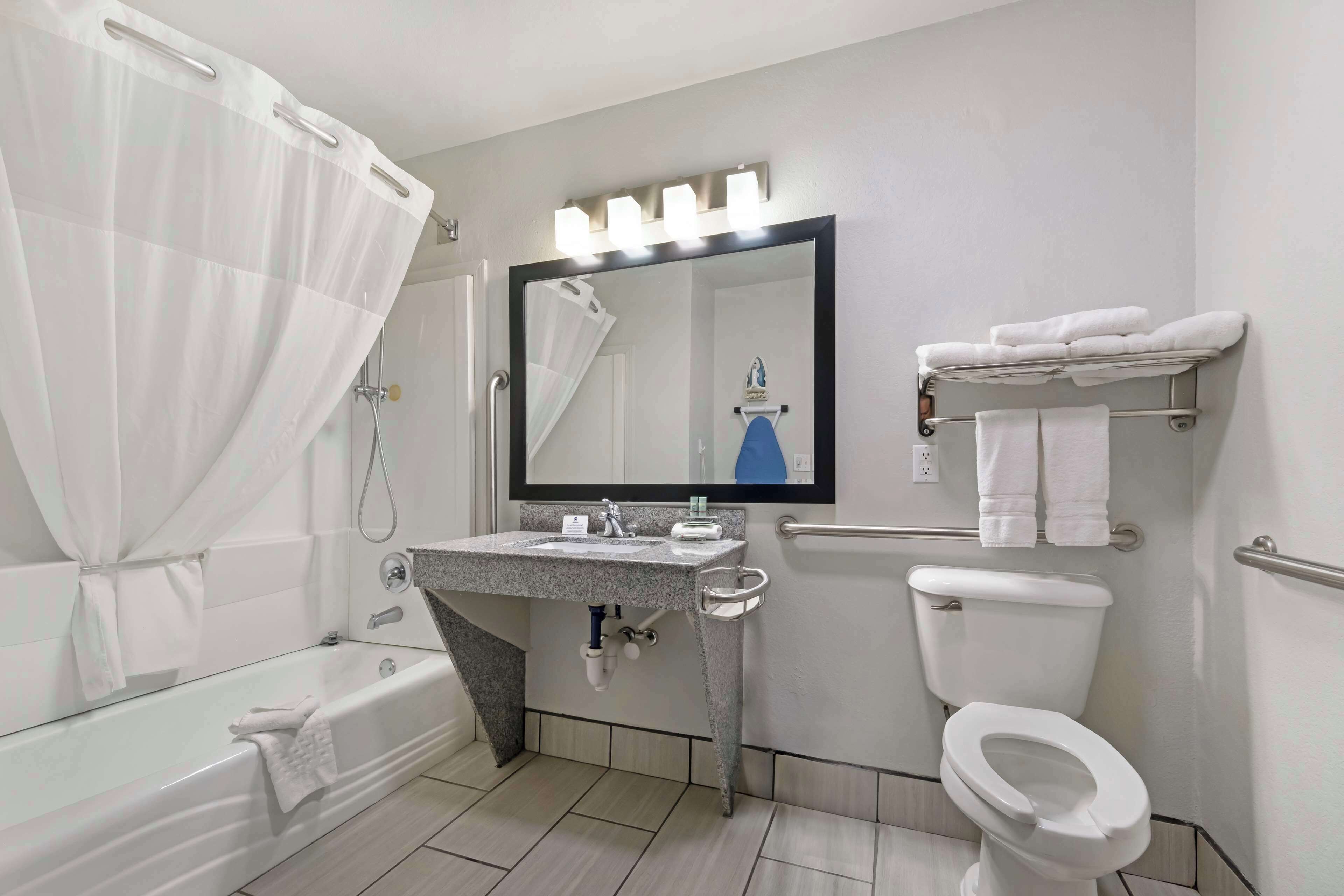 combined shower/bathtub, hair dryer, towels