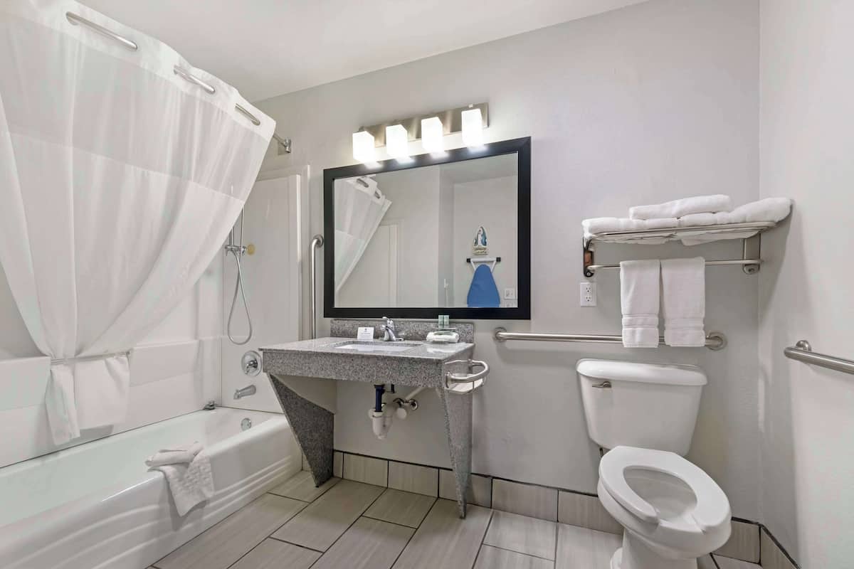 combined shower/bathtub, hair dryer, towels