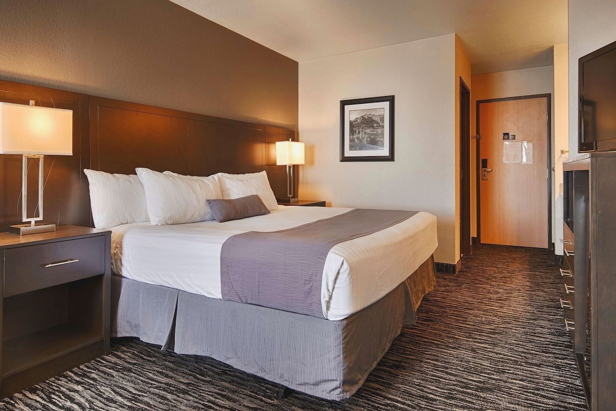 In-room safe, desk, laptop workspace, iron/ironing board