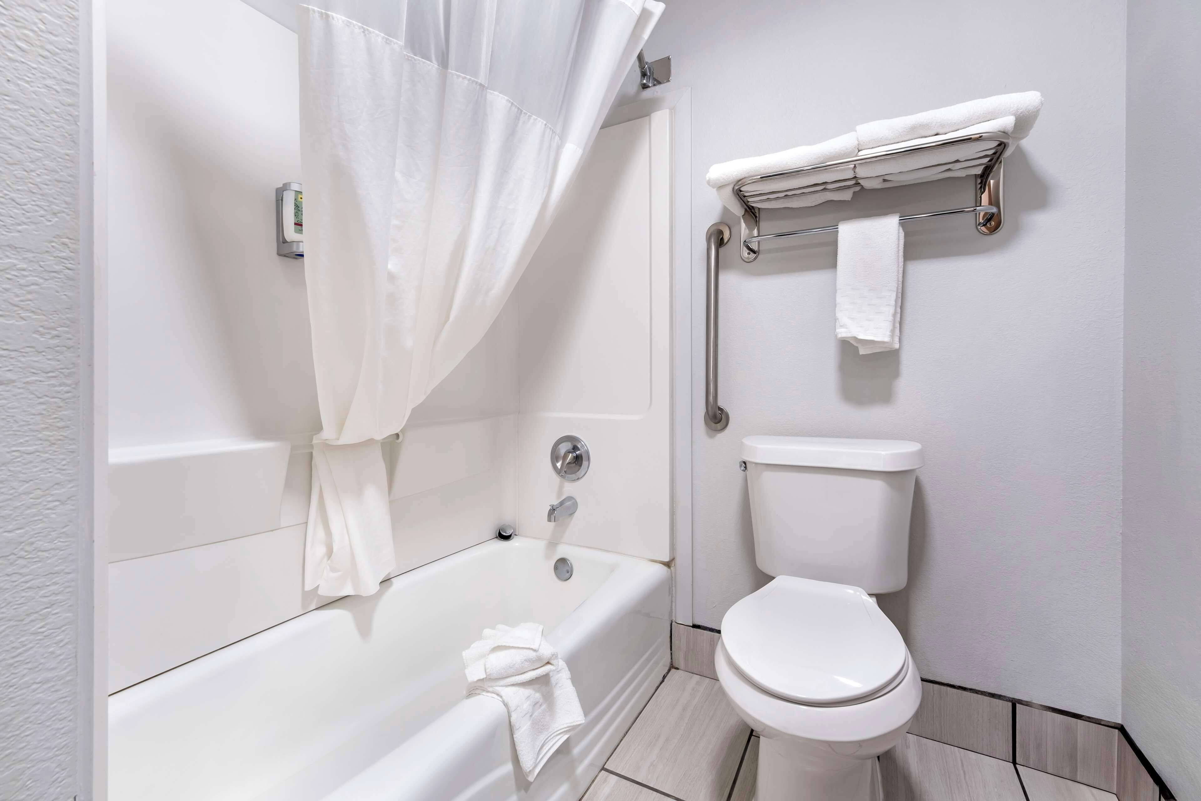 combined shower/bathtub, hair dryer, towels