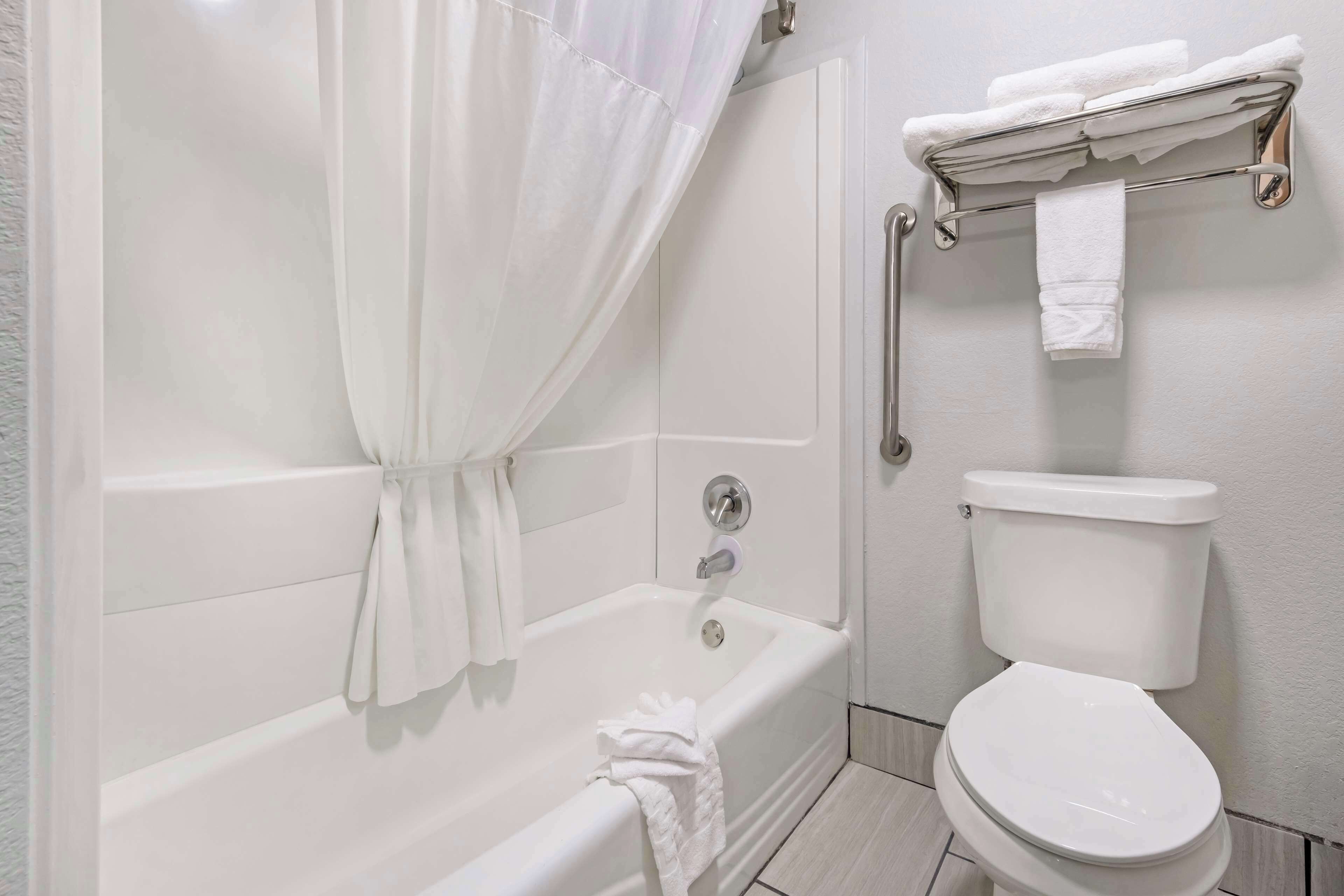 combined shower/bathtub, hair dryer, towels