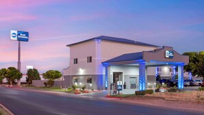 A Best Western hotel with a modern design, featuring a covered entrance and a parking area. - Best Western Santa Fe (Amarillo)