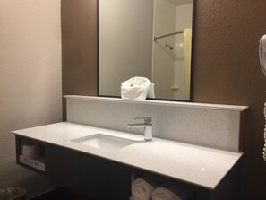 Tina con regadera, amenidades de baño gratuitas, secadora de cabello 