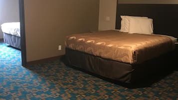 Suite, varias camas, para no fumadores, refrigerador y microondas | Muebles diferentes, escritorio y espacio para trabajar con laptop