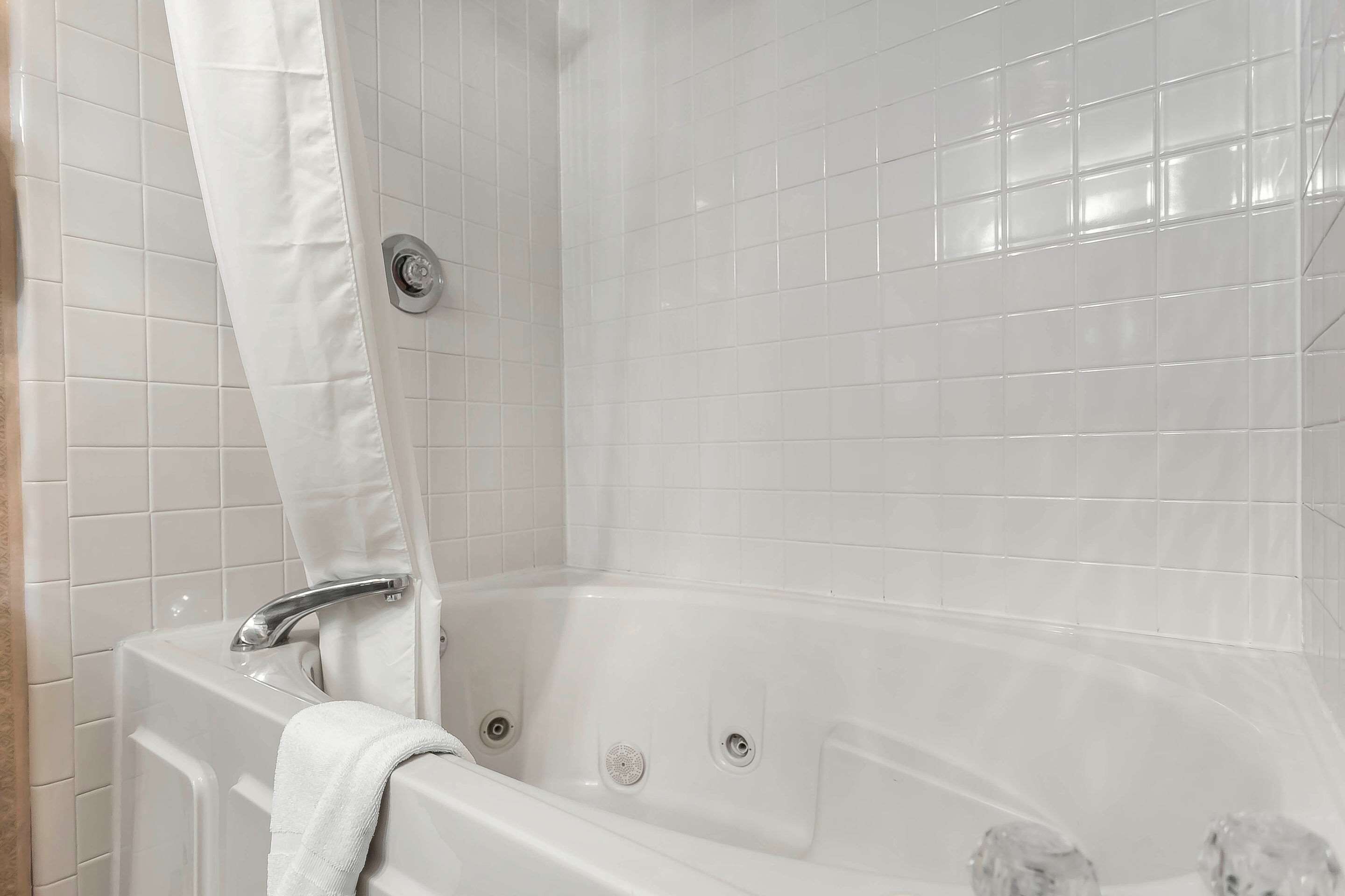 standard room, 1 king bed, non smoking | bathroom | combined shower/bathtub, free toiletries, hair dryer, towels