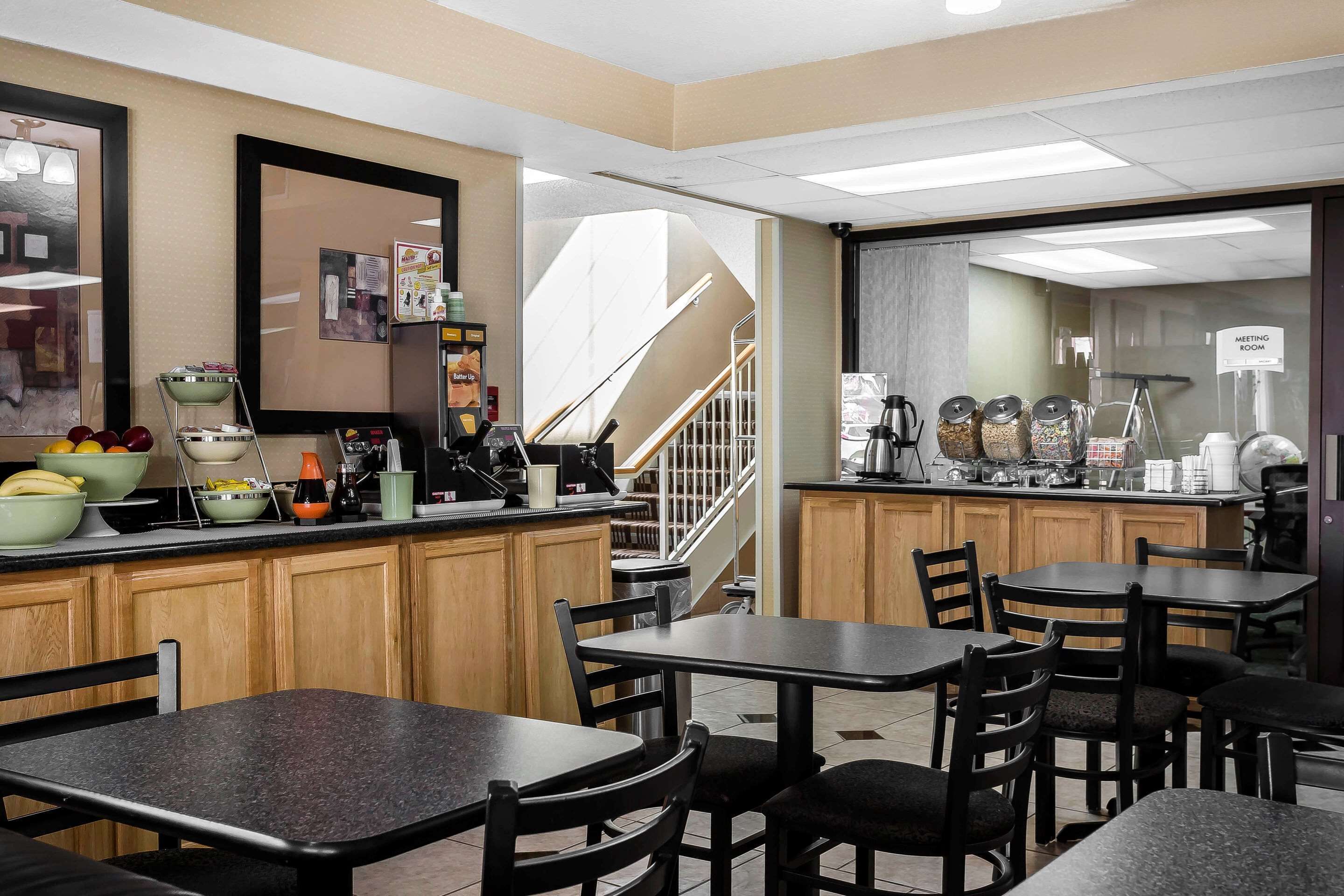 朝食 (ビュッフェ 、無料)