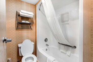 Standard Room, 2 Queen Beds, Non Smoking | Bathroom | Combined shower/tub, free toiletries, hair dryer, towels - Quality Inn Dumas (Dumas)