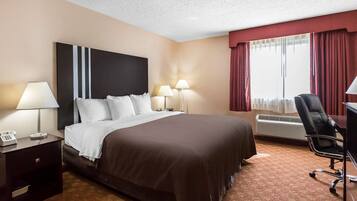 Bureau, fer et planche à repasser, lits bébé (en supplément)