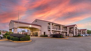 A multi-story hotel with a flat roof and a central entrance. - Best Western Lindale Inn (Lindale)