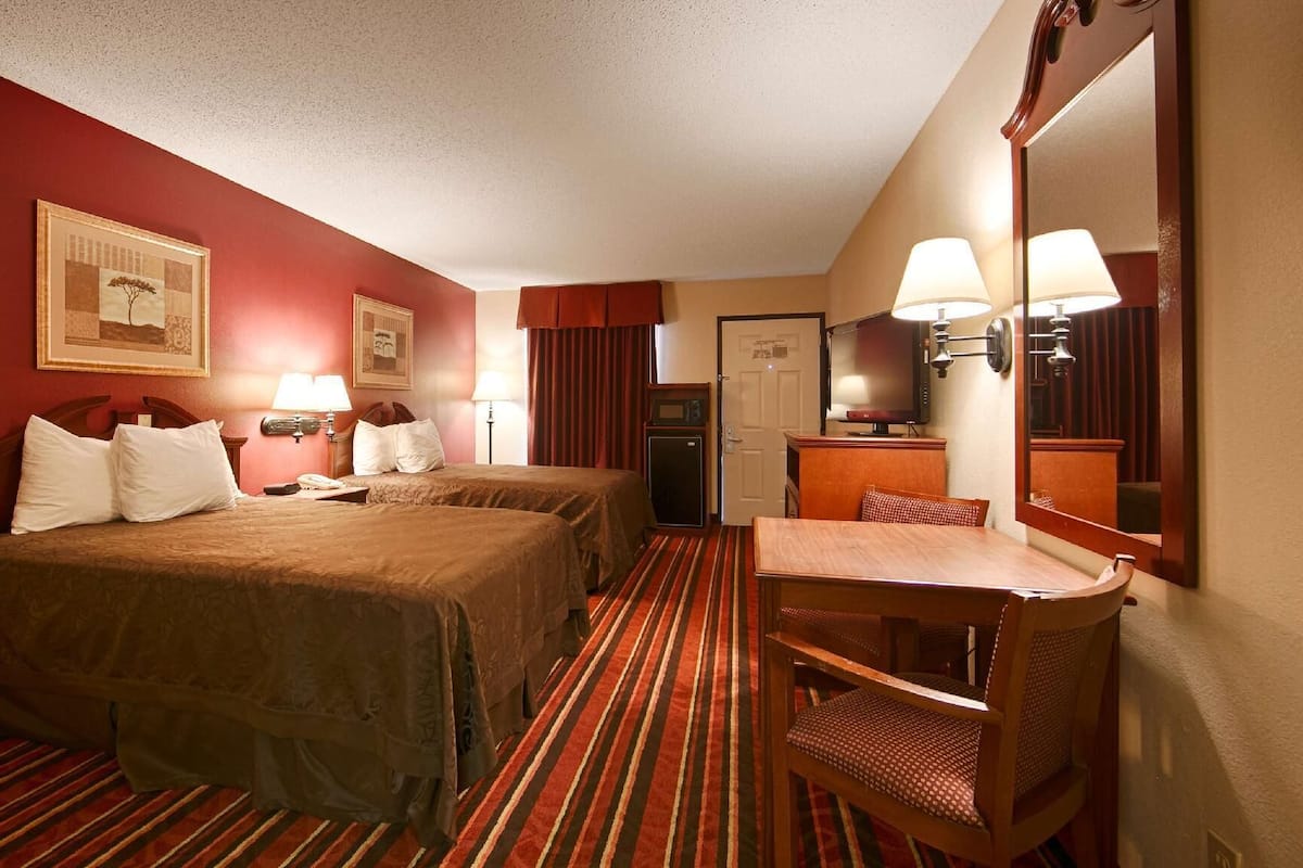 Bàn, bàn ủi/dụng cụ ủi quần áo, truy cập Internet không dây miễn phí